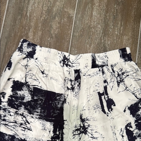 Fashion Nova White and Navy Pants - Picture 8 of 9